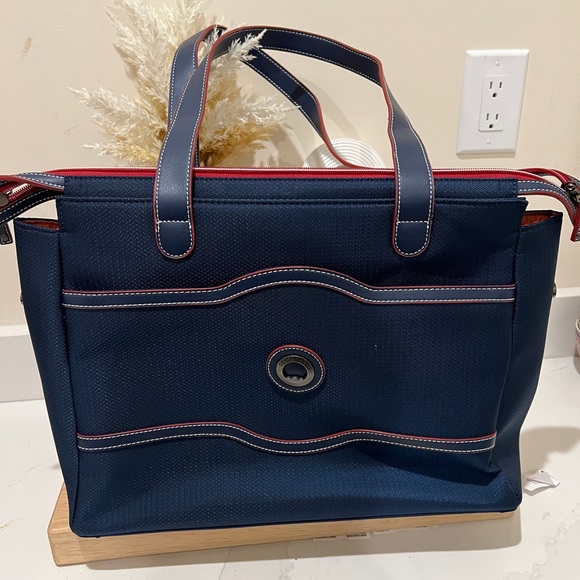 This is a DELSEY Paris Women's Chatelet Air 2.0 Shoulder Bag. - Picture 2 of 12